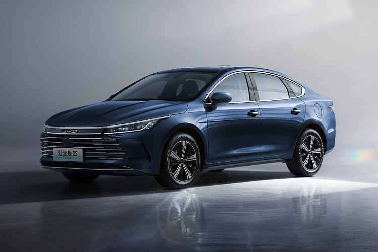 Bên sườn, mẫu sedan hạng C này sở hữu nóc dốc về phía sau theo phong cách xe fastback, tương tự đối thủ Honda Civic, và vành hợp kim đa chấu phối 2 màu. Phía sau xe xuất hiện đèn hậu có thiết kế xuyên suốt, nằm vắt ngang bên dưới cánh gió nhỏ tích hợp vào nắp cốp. Thêm vào đó là khe gió giả ở hai góc cản sau và cụm đèn nằm hai bên giá lắp biển số xe.