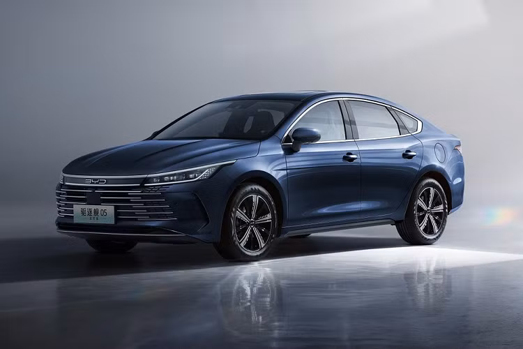 Bên sườn, mẫu sedan hạng C này sở hữu nóc dốc về phía sau theo phong cách xe fastback, tương tự đối thủ Honda Civic, và vành hợp kim đa chấu phối 2 màu. Phía sau xe xuất hiện đèn hậu có thiết kế xuyên suốt, nằm vắt ngang bên dưới cánh gió nhỏ tích hợp vào nắp cốp. Thêm vào đó là khe gió giả ở hai góc cản sau và cụm đèn nằm hai bên giá lắp biển số xe.