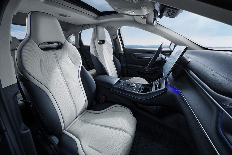 Ngoài ra, xe còn có các loại pin khác nhau, mang đến quãng đường di chuyển từ 55 - 120 km mà không cần dùng đến động cơ xăng. Nhờ đó, BYD Destroyer 05 sở hữu lượng xăng tiêu thụ trung bình chỉ 3,8 lít/100 km.