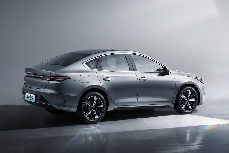 Trước mặt người lái xuất hiện vô lăng 3 chấu vát đáy, tích hợp phím chức năng, bảng đồng hồ kỹ thuật số 8,8 inch và màn hình cảm ứng trung tâm 15,6 inch đặt nổi có thể xoay ngang hoặc dọc. Bên cạnh đó là núm xoay chuyển số, phanh tay điện tử, khởi động nút bấm, điều hòa tự động, cửa sổ trời và đèn viền LED.