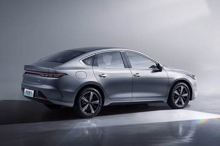 Trước mặt người lái xuất hiện vô lăng 3 chấu vát đáy, tích hợp phím chức năng, bảng đồng hồ kỹ thuật số 8,8 inch và màn hình cảm ứng trung tâm 15,6 inch đặt nổi có thể xoay ngang hoặc dọc. Bên cạnh đó là núm xoay chuyển số, phanh tay điện tử, khởi động nút bấm, điều hòa tự động, cửa sổ trời và đèn viền LED.