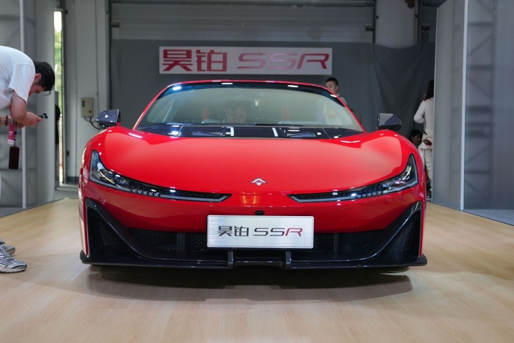 So với các mẫu xe điện Trung Quốc thông thường, GAC Aion Hyper SSR rõ ràng có giá khá cao. Tuy nhiên, nếu so với những mẫu siêu xe điện đang bán trên thị trường với giá đều trên 2 triệu USD như Rimac Nevera, Pininfarina Battista hay Lotus Evija, GAC Aion Hyper SSR rẻ hơn rất nhiều.