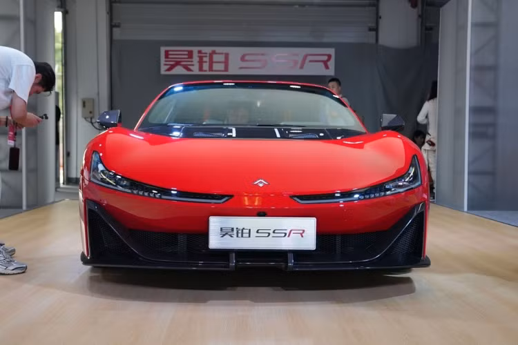 So với các mẫu xe điện Trung Quốc thông thường, GAC Aion Hyper SSR rõ ràng có giá khá cao. Tuy nhiên, nếu so với những mẫu siêu xe điện đang bán trên thị trường với giá đều trên 2 triệu USD như Rimac Nevera, Pininfarina Battista hay Lotus Evija, GAC Aion Hyper SSR rẻ hơn rất nhiều.