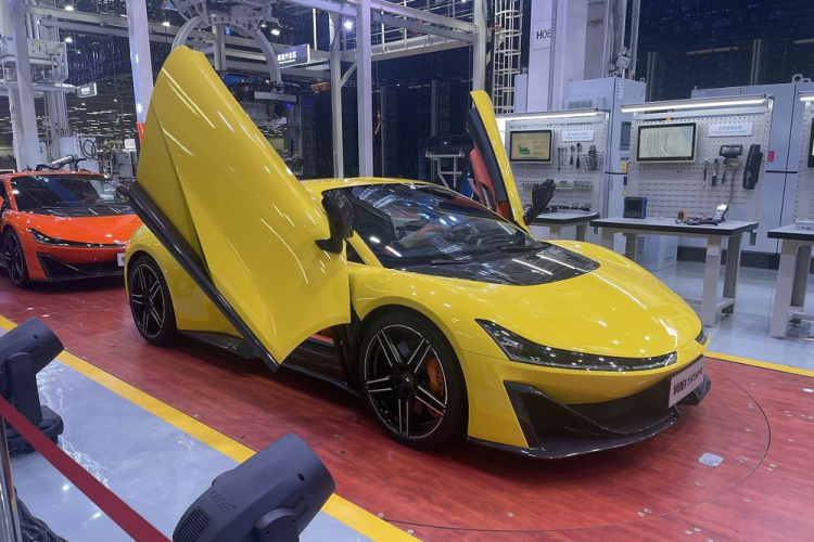 Siêu xe điện GAC Aion Hyper SSR sở hữu ngoại hình đậm chất siêu xe với gầm nằm sát với mặt đất. Màu sơn ngoại thất của mẫu xe này không khỏi khiến nhiều người liên tưởng đến siêu xe Ferrari.