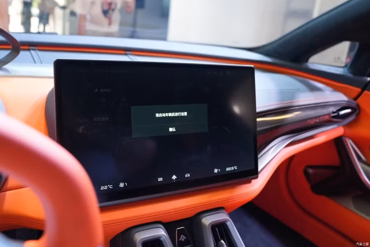 Cũng theo hãng GAC, siêu xe điện này sở hữu kích thước dài x rộng x cao lần lượt 4.583 x 1.988 x 1.238 mm. Không có gì ngạc nhiên khi mẫu xe này chỉ có nội thất 2 chỗ ngồi. Tiến vào bên trong xe, người lái sẽ bắt gặp thiết kế khá tối giản và giống siêu xe thông thường.