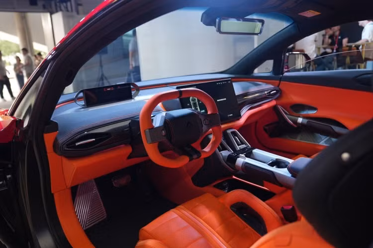 Đằng sau GAC Aion Hyper SSR xuất hiện cánh gió để tăng lực ép xuống mặt đường, giúp xe vận hành ổn định hơn ở tốc độ cao. Cánh gió chủ động này có thể tạo ra lực ép 100 kg khi xe chạy ở tốc độ 250 km/h, theo công bố của nhà sản xuất.