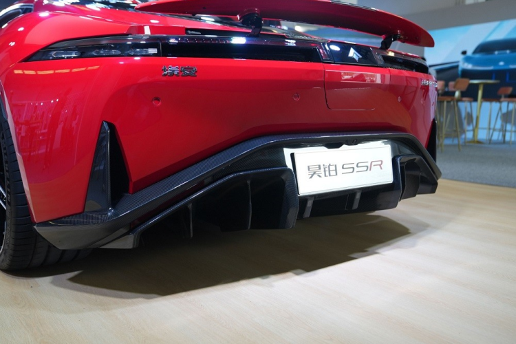 Trong khi đó, cụm pin 75 kWh cho phép siêu xe này chạy 506 km sau một lần sạc đầy pin, theo chu trình thử nghiệm tại Trung Quốc. Trang bị đáng chú ý tiếp theo của GAC Aion Hyper SSR là hệ thống treo tay đòn kép hoàn toàn bằng hợp kim nhôm trên cả cầu trước lẫn cầu sau.