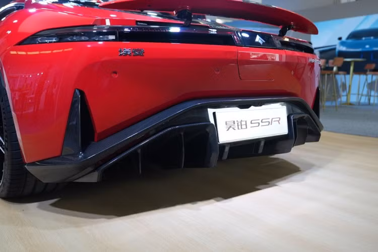 Trong khi đó, cụm pin 75 kWh cho phép siêu xe này chạy 506 km sau một lần sạc đầy pin, theo chu trình thử nghiệm tại Trung Quốc. Trang bị đáng chú ý tiếp theo của GAC Aion Hyper SSR là hệ thống treo tay đòn kép hoàn toàn bằng hợp kim nhôm trên cả cầu trước lẫn cầu sau.