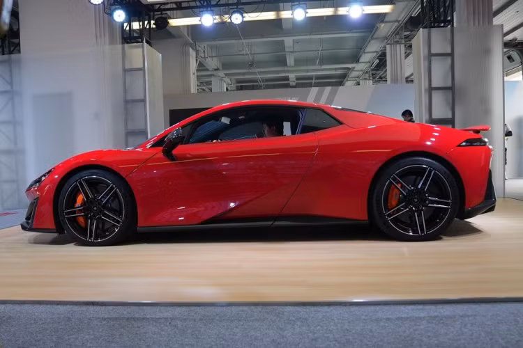 Chưa hết, GAC Aion Hyper SSR còn được trang bị cửa mở tự động dạng cánh bướm tương tự siêu xe McLaren... và vành hợp kim 5 chấu với đường kính 20 inch. Bộ vành này đi với lốp có độ bám cao để chạy trên đường đua và phanh đĩa gốm-sợi carbon.