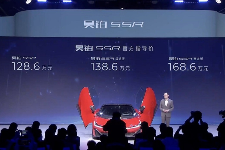 Vào hôm 9/10/2023 vừa qua, hãng GAC đã chính thức công bố giá xe GAC Aion Hyper SSR. Theo đó, tại thị trường Trung Quốc, GAC Aion Hyper SSR có 3 phiên bản và bán ra dao động từ 1,286 - 1,686 triệu Nhân dân tệ (khoảng 4,38 - 5,75 tỷ đồng).