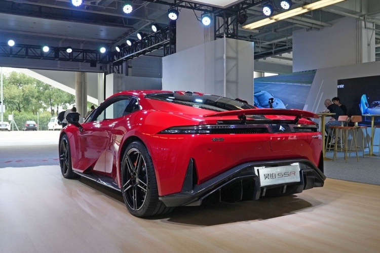 Trong khi đó, hệ thống giảm xóc biến thiên thông minh SDC giúp xe vận hành ổn định và phù hợp với việc chạy hàng ngày trên đường phố. Khóa vi sai chống trượt điện tử và hệ thống đánh lái cầu sau cũng được trang bị cho mẫu siêu xe Trung Quốc này.