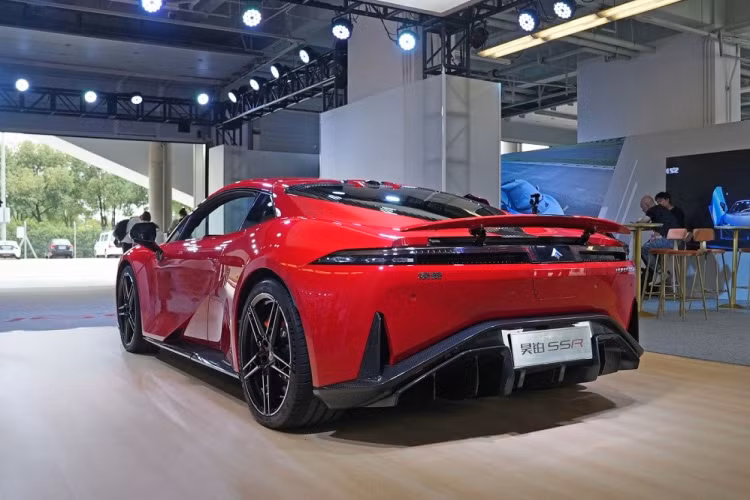 Trong khi đó, hệ thống giảm xóc biến thiên thông minh SDC giúp xe vận hành ổn định và phù hợp với việc chạy hàng ngày trên đường phố. Khóa vi sai chống trượt điện tử và hệ thống đánh lái cầu sau cũng được trang bị cho mẫu siêu xe Trung Quốc này.