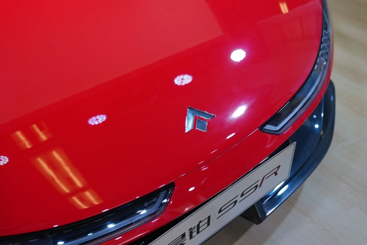 "Trái tim" của GAC Aion Hyper SSR là mô-tơ điện với tổng công suất 1.225 mã lực tại tua máy 22.000 vòng/phút và mô-men xoắn cực đại 12.000 Nm. Sức mạnh này giúp xe tăng tốc từ 0-100 km/h trong thời gian chỉ 2,3 giây ở bản tiêu chuẩn và 1,9 giây ở bản cao cấp nhất.