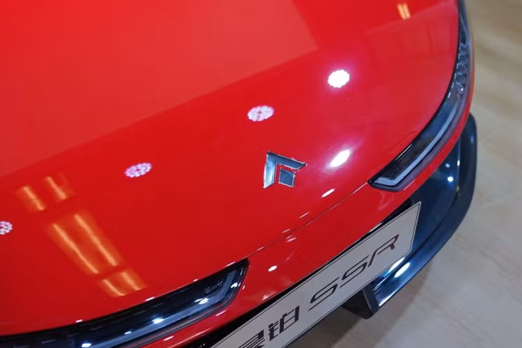 "Trái tim" của GAC Aion Hyper SSR là mô-tơ điện với tổng công suất 1.225 mã lực tại tua máy 22.000 vòng/phút và mô-men xoắn cực đại 12.000 Nm. Sức mạnh này giúp xe tăng tốc từ 0-100 km/h trong thời gian chỉ 2,3 giây ở bản tiêu chuẩn và 1,9 giây ở bản cao cấp nhất.