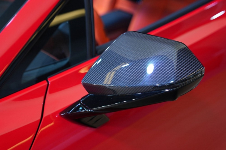 Mặc dù là ô tô điện nhưng tân binh của GAC vẫn có thiết kế đầu xe tương tự siêu xe thể thao dùng động cơ đốt trong truyền thống, ví dụ như Ferrari. Có thể thấy điều này qua hốc gió cỡ lớn trên đầu xe để tăng tính khí động lực học thay vì làm mát khoang động cơ.