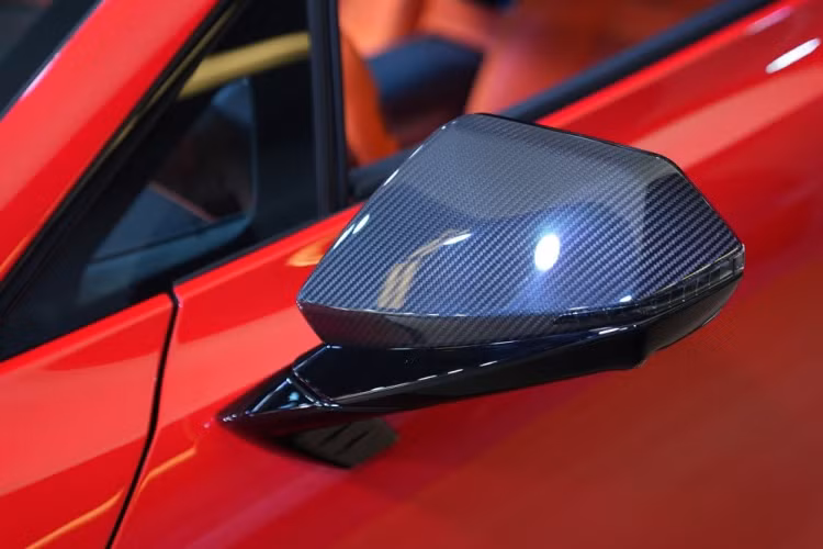 Mặc dù là ô tô điện nhưng tân binh của GAC vẫn có thiết kế đầu xe tương tự siêu xe thể thao dùng động cơ đốt trong truyền thống, ví dụ như Ferrari. Có thể thấy điều này qua hốc gió cỡ lớn trên đầu xe để tăng tính khí động lực học thay vì làm mát khoang động cơ.