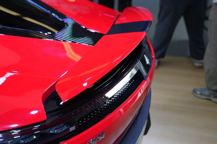 Bên cạnh đó là khe gió trên nắp ca-pô... Đường rãnh để điều hướng gió trên sườn xe... và ốp gương chiếu hậu với thiết kế mượt mà nhằm giảm hệ số lực cản không khí.