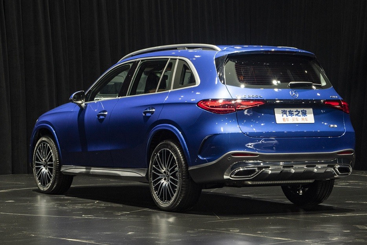 Vào hồi cuối tháng 12 năm ngoái, Mercedes-Benz GLC L 2023 đã chính thức xuất xưởng tại nhà máy ở Trung Quốc. Dự kiến, xe sẽ được bán ra tại thị trường tỷ dân này vào tháng 3 năm nay. Hiện giá xe Mercedes-Benz GLC phiên bản 7 chỗ ngồi vẫn chưa được công bố.