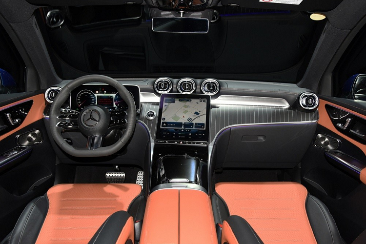 Ngoài ra, Mercedes-Benz GLC L 2023 còn có những trang bị tiện nghi như bảng đồng hồ kỹ thuật số với màn hình LCD 12,3 inch, màn hình hiển thị thông tin kính lái HUD và màn hình cảm ứng trung tâm 11,9 inch, tích hợp hệ thống thông tin giải trí MBUX thế hệ thứ hai, hỗ trợ cập nhật phần mềm qua WiFi.