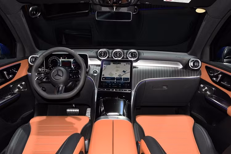 Ngoài ra, Mercedes-Benz GLC L 2023 còn có những trang bị tiện nghi như bảng đồng hồ kỹ thuật số với màn hình LCD 12,3 inch, màn hình hiển thị thông tin kính lái HUD và màn hình cảm ứng trung tâm 11,9 inch, tích hợp hệ thống thông tin giải trí MBUX thế hệ thứ hai, hỗ trợ cập nhật phần mềm qua WiFi.