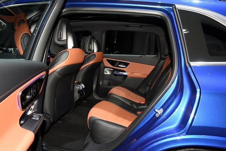 Nằm bên dưới nắp ca-pô của Mercedes-Benz GLC L 2023 tại thị trường Trung Quốc là 2 loại động cơ. Thứ nhất là hệ truyền động mild hybrid 48V với động cơ xăng 4 xi-lanh, tăng áp, dung tích 2.0L, tạo ra công suất tối đa 204 mã lực hoặc 258 mã lực. Động cơ kết hợp với hộp số tự động 9 cấp và hệ dẫn động 4 bánh 4Matic tiêu chuẩn.