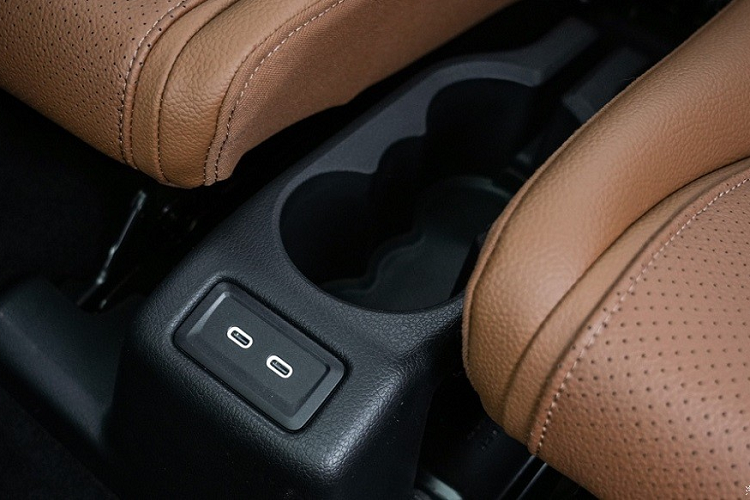 Thứ hai là hệ truyền động plug-in hybrid thế hệ thứ tư, kết hợp động cơ xăng tăng áp 2.0L, mô-tơ điện và pin 31,2 kWh. Theo chu trình thử nghiệm WLTP của châu Âu, hệ truyền động plug-in hybrid này cho phép Mercedes-Benz GLC L 2023 chạy được hơn 120 km bằng pin.