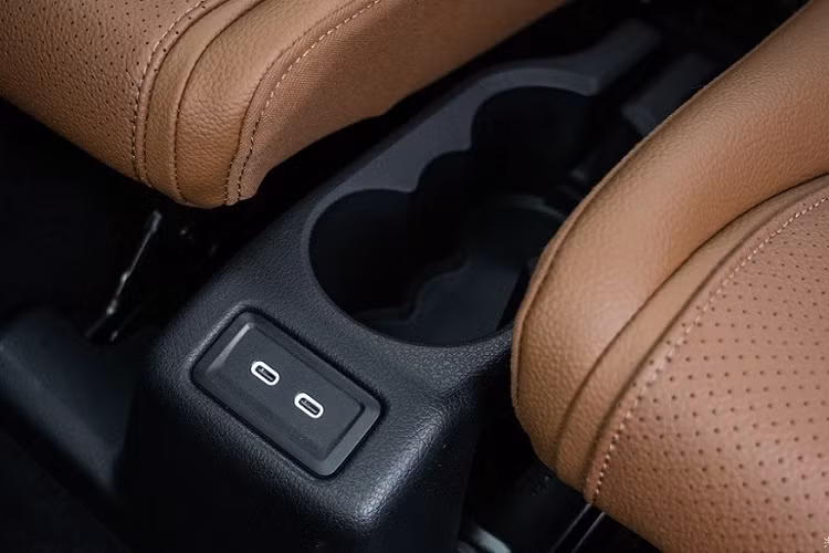 Thứ hai là hệ truyền động plug-in hybrid thế hệ thứ tư, kết hợp động cơ xăng tăng áp 2.0L, mô-tơ điện và pin 31,2 kWh. Theo chu trình thử nghiệm WLTP của châu Âu, hệ truyền động plug-in hybrid này cho phép Mercedes-Benz GLC L 2023 chạy được hơn 120 km bằng pin.