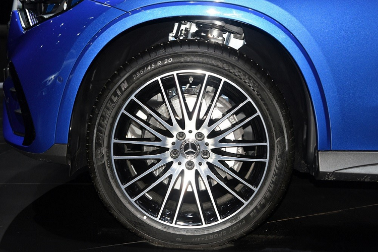 Với kích thước lớn hơn nên đương nhiên Mercedes-Benz GLC L 2023 cũng sở hữu nội thất rộng rãi hơn bản thường. Bên trong mẫu xe này sẽ là không gian nội thất 5 chỗ hoặc 7 chỗ, tùy theo lựa chọn của người mua.