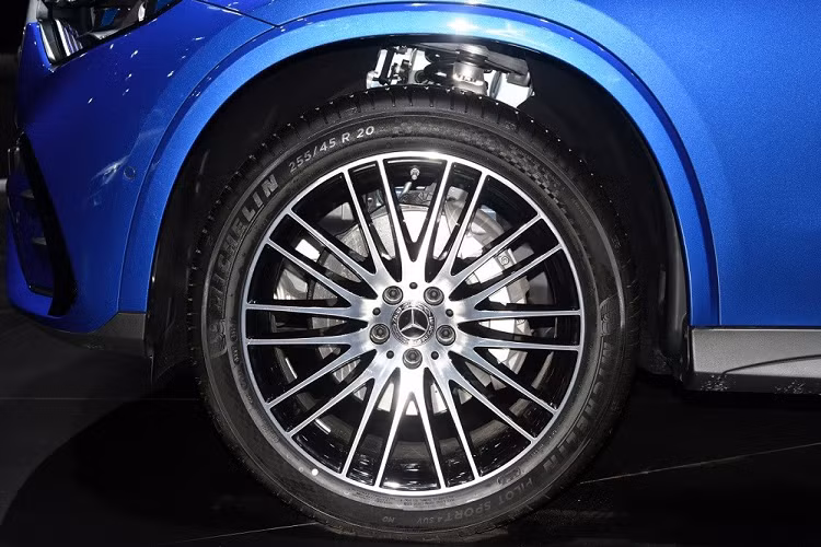 Với kích thước lớn hơn nên đương nhiên Mercedes-Benz GLC L 2023 cũng sở hữu nội thất rộng rãi hơn bản thường. Bên trong mẫu xe này sẽ là không gian nội thất 5 chỗ hoặc 7 chỗ, tùy theo lựa chọn của người mua.