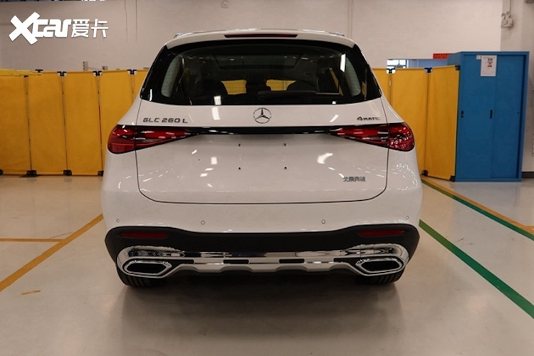 Qua những hình ảnh chụp thực tế tại Trung Quốc, có thể thấy Mercedes-Benz GLC L 2023 mới sở hữu ngoại hình về cơ bản là giống phiên bản thường. Tuy nhiên, khu vực bên sườn của mẫu SUV hạng sang này, nhất là từ cửa sau đến đuôi xe, đã được kéo dài. Nguyên nhân là bởi kích thước của Mercedes-Benz GLC L đã tăng đáng kể.