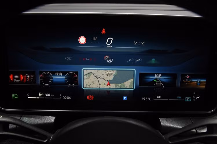 Ngoài ra, hệ thống MBUX còn có tính năng điều khiển các thiết bị thông minh tại nhà như điều hòa, đèn, rèm,... Thêm vào đó là ghế trước có tính năng sưởi ấm/thông hơi, hàng ghế giữa trượt lên/xuống, đi kèm điều hòa chỉnh độc lập và cổng USB Type C. Trong khi đó, hàng ghế cuối cùng có 2 cổng USB Type C.