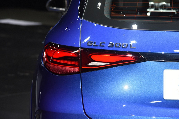 Theo thông tin đăng trên trang web của Bộ Công nghiệp và Công nghệ Thông tin Trung Quốc, Mercedes-Benz GLC L 2023 sẽ sở hữu chiều dài 4.826 mm, chiều rộng 1.890 mm, chiều cao 1.714 mm cùng chiều dài cơ sở lên đến 2.977 mm. Như vậy, so với bản thường, mẫu xe này dài hơn 110 mm, cao hơn 74 mm và chiều dài cơ sở tăng 89 mm.