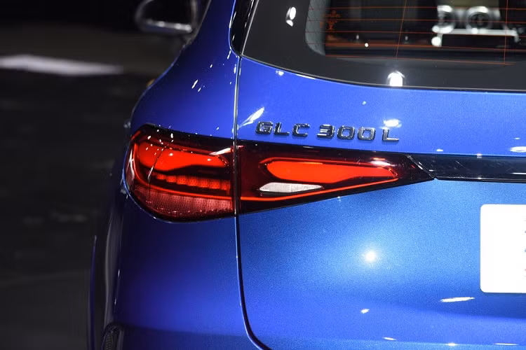 Theo thông tin đăng trên trang web của Bộ Công nghiệp và Công nghệ Thông tin Trung Quốc, Mercedes-Benz GLC L 2023 sẽ sở hữu chiều dài 4.826 mm, chiều rộng 1.890 mm, chiều cao 1.714 mm cùng chiều dài cơ sở lên đến 2.977 mm. Như vậy, so với bản thường, mẫu xe này dài hơn 110 mm, cao hơn 74 mm và chiều dài cơ sở tăng 89 mm.