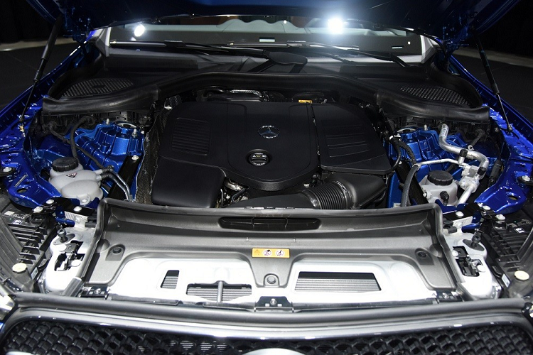 Xe có thể dùng sạc chậm AC 11 kW hoặc sạc nhanh DC 60 kW. Với sạc nhanh, thời gian sạc đầy pin cho xe là 30 phút.