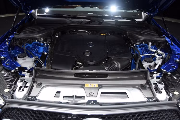 Xe có thể dùng sạc chậm AC 11 kW hoặc sạc nhanh DC 60 kW. Với sạc nhanh, thời gian sạc đầy pin cho xe là 30 phút.