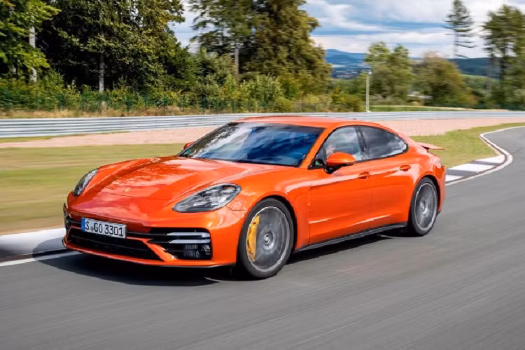 Cũng theo kết quả khảo sát của iSeeCars tỷ lệ mất giá của ôtô màu xám và màu trắng là cao nhất, con số lần lượt là 22,5% và 21,9%. Kết quả khảo sát cũng được phân chia theo từng phân khúc xe để có thể thấy màu sơn ôtô nào giữ giá nhất sau khi sang tay.