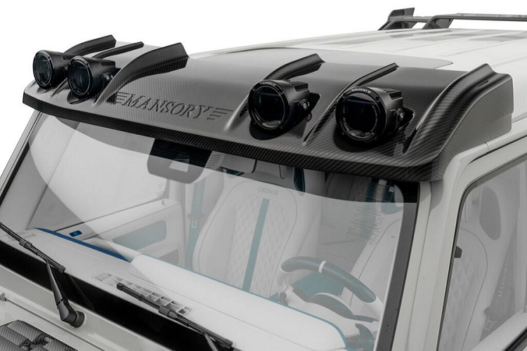 Nếu như ở phía bên ngoài, chiếc Gronos 4x4 mang dáng vẻ hầm hồ mạnh mẽ thì ở bên trong, xe lại sở hữu không gian đề cao tính sang trọng. Nội thất xe được bọc da cao cấp với hai màu chủ đạo là xanh và trắng, kết hợp với các điểm nhấn làm từ sợi carbon.