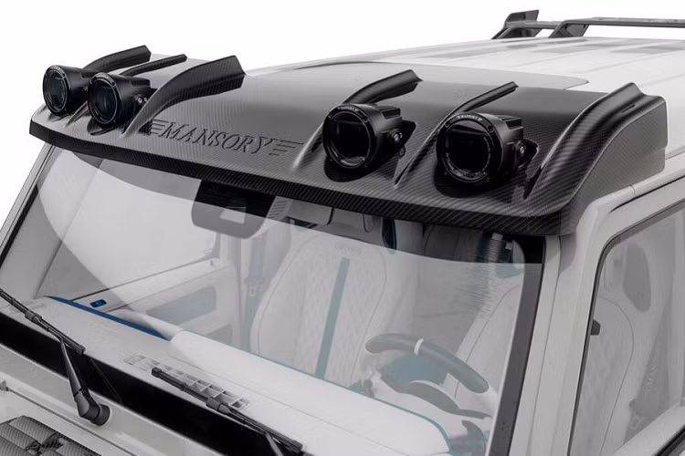 Nếu như ở phía bên ngoài, chiếc Gronos 4x4 mang dáng vẻ hầm hồ mạnh mẽ thì ở bên trong, xe lại sở hữu không gian đề cao tính sang trọng. Nội thất xe được bọc da cao cấp với hai màu chủ đạo là xanh và trắng, kết hợp với các điểm nhấn làm từ sợi carbon.