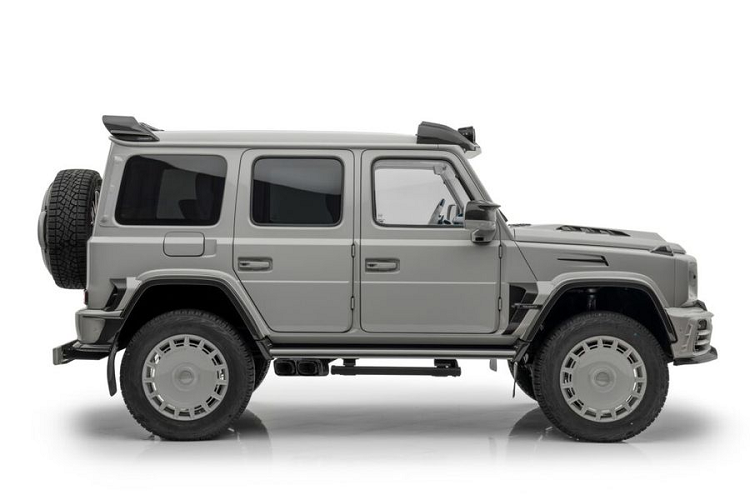 Bên cạnh đó, nhằm tăng khả năng vượt địa hình của chiếc SUV này, hãng độ đến từ Đức cũng lắp đặt cho bản độ Gronos 4x4 của Mansory bộ mâm "hàng thửa" cỡ 22 inch đi kèm lốp off-road Pirelli 325/55 R22, đèn phụ trợ gắn trên nóc xe và cánh gió thể thao.