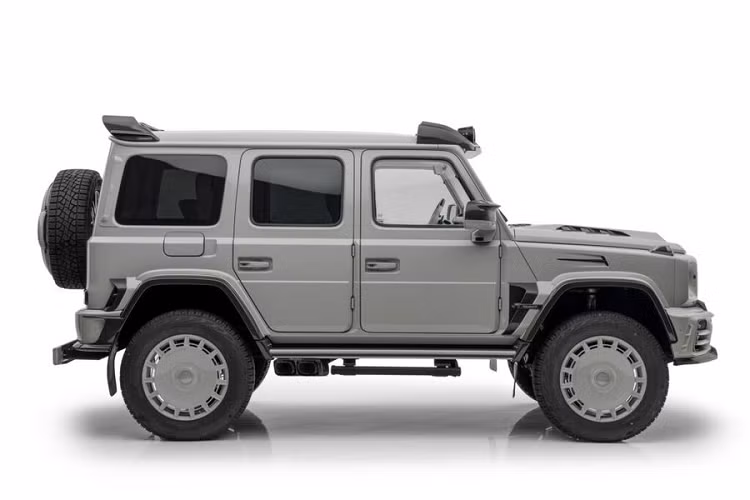 Bên cạnh đó, nhằm tăng khả năng vượt địa hình của chiếc SUV này, hãng độ đến từ Đức cũng lắp đặt cho bản độ Gronos 4x4 của Mansory bộ mâm "hàng thửa" cỡ 22 inch đi kèm lốp off-road Pirelli 325/55 R22, đèn phụ trợ gắn trên nóc xe và cánh gió thể thao.