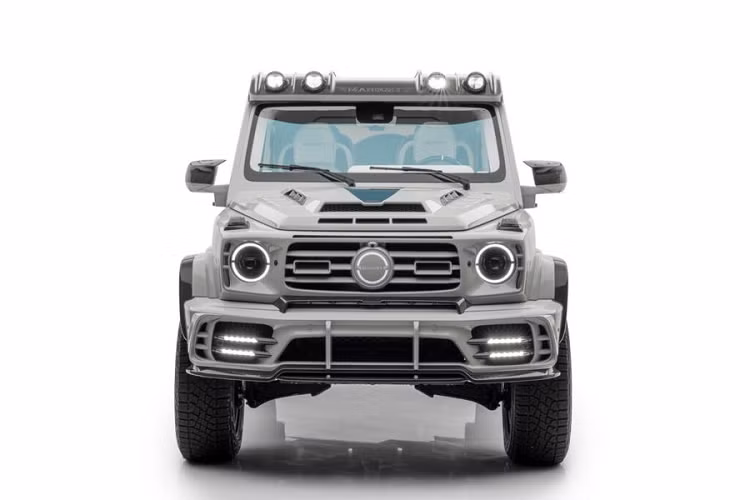 Vẫn mang kiểu dáng vuông vức đặc trưng của G63, thế nhưng Gronos 4x4 lại hầm hồ hơn hẳn nhờ được trang bị bộ bodykit khí động học với chắn bùn rộng, tấm cửa mới, cản va được thiết kế lại, mui xe có lỗ thông hơi, cánh gió lớn và vỏ bánh xe dự phòng mang nhãn hiệu Mansory.