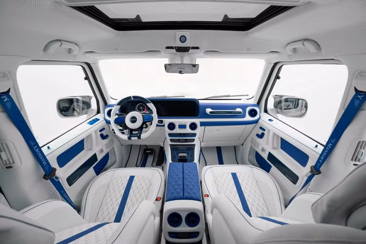 Logo Mansory có thể được tìm thấy ở nhiều nơi trên cabin, như ở tappi cửa, dây đai an toàn hay ghế ngồi. Ngoài ra, Mansory còn trang bị hệ thống chiếu sáng gồm hàng trăm bóng đèn LED ở khu vực tappi cửa để tạo hiệu ứng bầu trời sao đầy màu sắc.