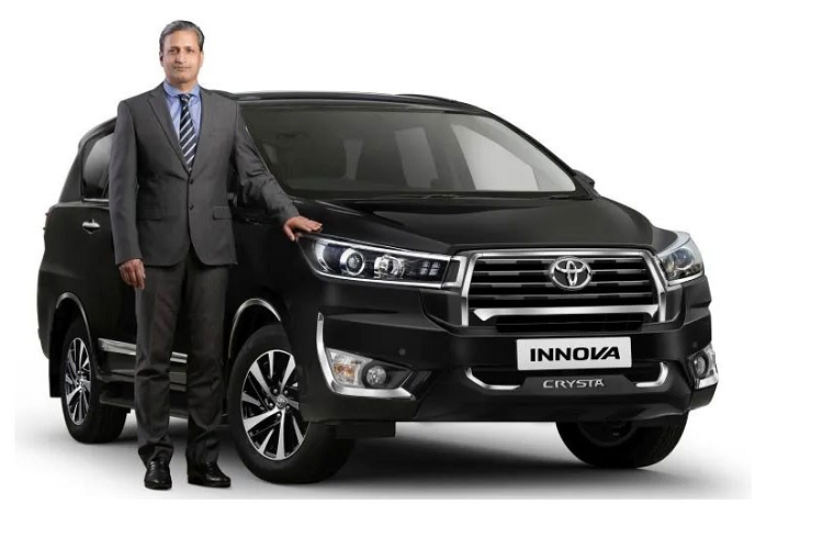 Ở thị trường Ấn Độ, Toyota Innova thế hệ cũ được gọi bằng cái tên riêng là Toyota Innova Crysta. So với phiên bản cũ, Toyota Innova Crysta 2023 tại thị trường Ấn Độ đã được thay đổi nhẹ ở thiết kế ngoại thất.