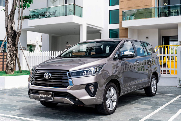 Trang bị nội thất của Toyota Innova Crysta 2023 cũng được nâng cấp so với phiên bản cũ. Theo đó, mẫu MPV này được trang bị ghế lái chỉnh điện, hệ thống điều hòa đa vùng, bàn gấp và tính năng gập một chạm dành cho hàng ghế giữa, ghế bọc da cho các bản cao cấp với nhiều tùy chọn màu sắc cũng như hệ thống đèn viền nội thất.