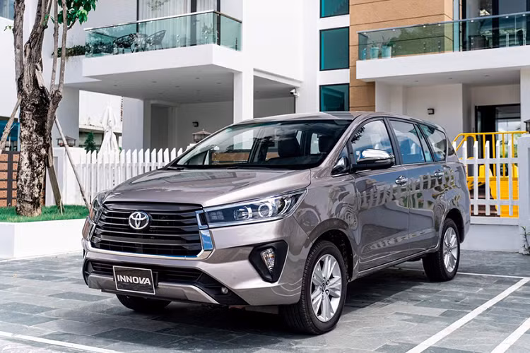 Trang bị nội thất của Toyota Innova Crysta 2023 cũng được nâng cấp so với phiên bản cũ. Theo đó, mẫu MPV này được trang bị ghế lái chỉnh điện, hệ thống điều hòa đa vùng, bàn gấp và tính năng gập một chạm dành cho hàng ghế giữa, ghế bọc da cho các bản cao cấp với nhiều tùy chọn màu sắc cũng như hệ thống đèn viền nội thất.