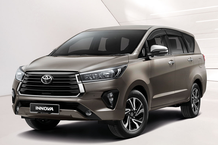 Hiện nhân viên tư vấn bán hàng tại đại lý ở Việt Nam cũng đã nhận cọc cho Innova thế hệ mới. Nhiều khả năng xe sẽ chính thức ra mắt Việt Nam vào giữa năm nay dưới dạng nhập khẩu nguyên chiếc từ Indonesia. Trong khi đó, Toyota Innova cũ vẫn được lắp ráp tại Việt Nam.
