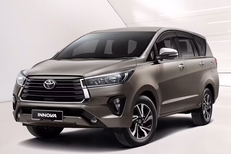 Hiện nhân viên tư vấn bán hàng tại đại lý ở Việt Nam cũng đã nhận cọc cho Innova thế hệ mới. Nhiều khả năng xe sẽ chính thức ra mắt Việt Nam vào giữa năm nay dưới dạng nhập khẩu nguyên chiếc từ Indonesia. Trong khi đó, Toyota Innova cũ vẫn được lắp ráp tại Việt Nam.