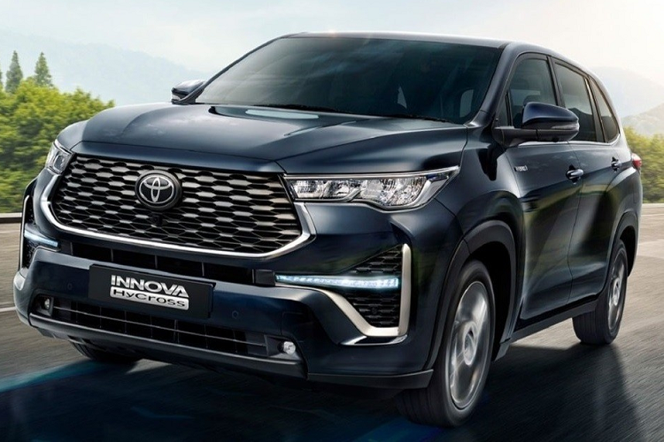 Vào hồi cuối tháng 11 năm ngoái, hãng Toyota đã chính thức ra mắt thế hệ mới của dòng xe Innova ở thị trường Indonesia và Ấn Độ. Ở thị trường Indonesia, mẫu MPV này có tên đầy đủ là Toyota Kijang Innova Zenix 2023 mới trong khi tên gọi ở Ấn Độ là Innova HyCross.