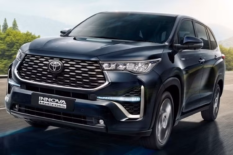 Vào hồi cuối tháng 11 năm ngoái, hãng Toyota đã chính thức ra mắt thế hệ mới của dòng xe Innova ở thị trường Indonesia và Ấn Độ. Ở thị trường Indonesia, mẫu MPV này có tên đầy đủ là Toyota Kijang Innova Zenix 2023 mới trong khi tên gọi ở Ấn Độ là Innova HyCross.