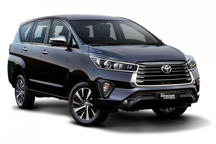 Có thể thấy rõ điều này qua khu vực đầu xe với lưới tản nhiệt mới có kích thước nhỏ hơn và đi kèm 4 nan nằm ngang màu đen thay vì 5 nan như trước. Ngoài ra, hãng Toyota còn bổ sung nan mạ crôm mới bên trong lưới tản nhiệt của xe. Bao quanh lưới tản nhiệt của Toyota Innova Crysta 2023 ở thị trường Ấn Độ là nẹp mạ crôm mới.